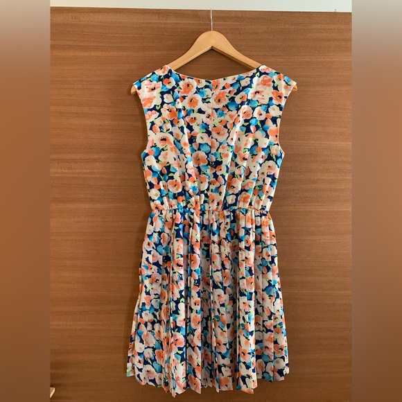 Floral dress, beautiful hues of blue and peach. Cinched at waist. Medium/large. - Picture 4 of 8